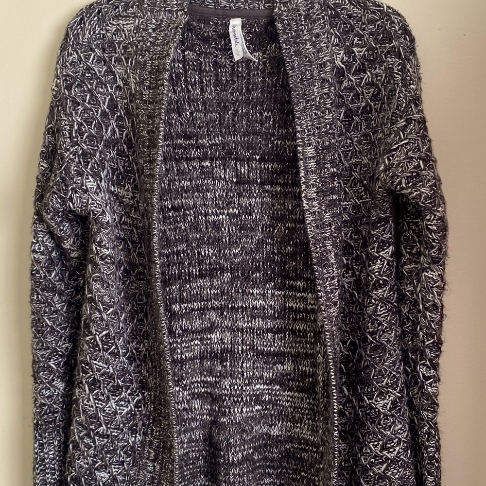 3/$10 🛒Juniors black/white cardigan.
